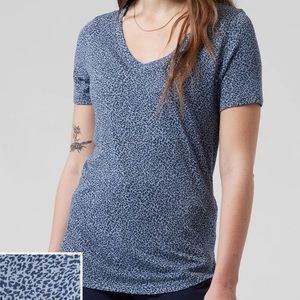 NWT Athleta Breezy Scoop V-Neck Tee. Size Small. Micro Cheetah Chrome Blue.